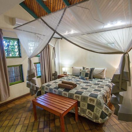Flatdog Lodge Victoria Falls Exterior foto